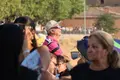 Hombre viendo el eclipse desde Benavente