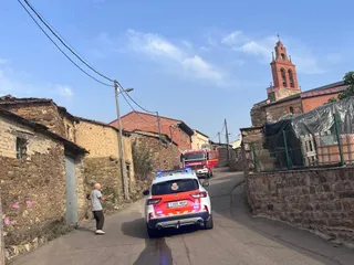Un vecino el día después del terrible desalojo en Abejera conversando con los ocupantes de un vehículo de Protección Civil de Zamora