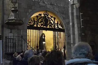 Los fieles despiden a La Soledad antes de su puesta a punto