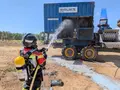 Bombero actuando sobre la máquina trituradora en la que se originó el incendio