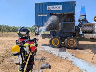 Bombero actuando sobre la máquina trituradora en la que se originó el incendio