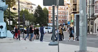 Personas cruzando en la plaza de La Marina
