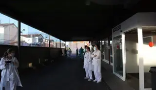 Sanitarios a las puertas de Virgen de la Concha