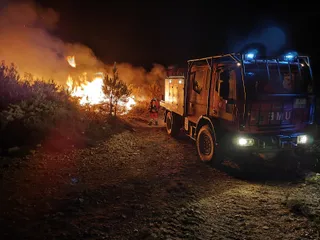 Efectivos de la UME trabajan en el fuego de la Sierra de la Culebra