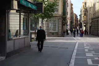 Un hombre realiza sus comparas en la calle Santa Clara. Foto: María Lorenzo