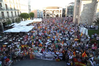 Cientos de personas se concentran en la Plaza Mayor en apoyo a Ceuta este miércoles