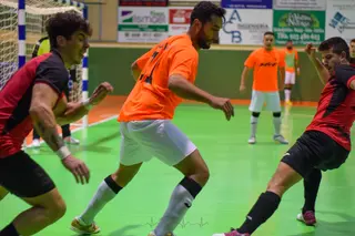 Javi Manso, intenta irse de dos rivales