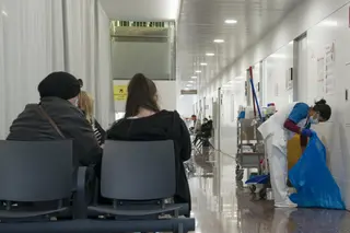 Varias pacientes esperan en una sala de espera EP