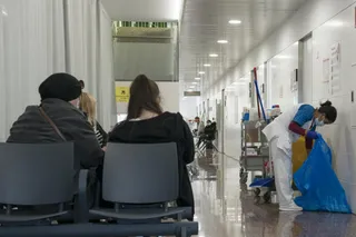 Varias pacientes esperan en una sala de espera EP