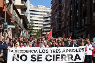 Centenares de personas participaron la manifestación por el mantenimiento de la residencia de Los Tres Árboles