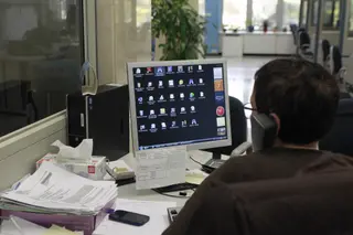 Un funcionario trabajando. EP - Archivo.