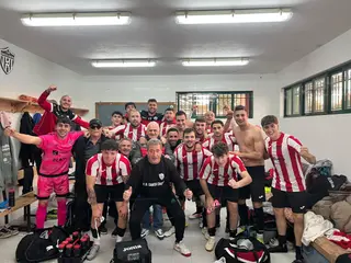 Los jugadores del CD Santa Croya tras su séptima victoria consecutiva