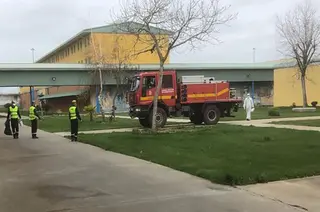 La UME durante la desinfección de la cárcel de Topas
