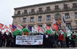 Los sindicatos salen a la calle para reclamar los derechos de los empleados públicos