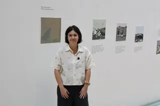 La artista Raquel Díaz junto a sus ilustraciones