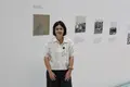 La artista Raquel Díaz junto a sus ilustraciones