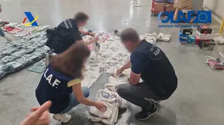 Agencia Tributaria desmantela una fábrica con doce máquinas para la falsificación de prendas e interviene 2.000 camisetas de selecciones del Mundial de Fútbol en Madrid. - AGENCIA TRIBUTARIA/OLAF