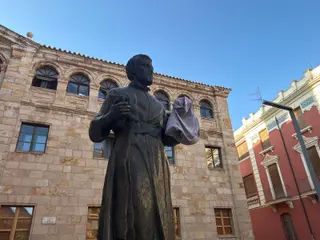 La estatua de San Alfonso de Zamora amanece con unos calzoncillos colgados de la mano