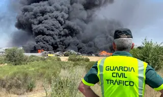 La Guardia Civil en el incendio de la nave de tratamiento de residuos de Roales