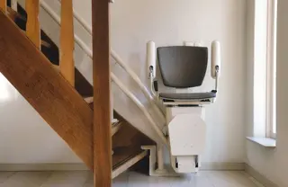 Escalera con elevador. Archivo