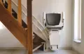 Escalera con elevador. Archivo