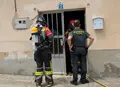 Bomberos y Guardia Civil trabajan en el incendio de una vivienda en Moraleja del Vino