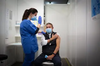 La Comisión de Salud Pública decidirá el viernes si se administra la segunda dosis de AstraZeneca