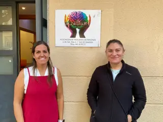Cynthia Garrote y Vanesa Rebollo en la entrada de la asociación Azadahi