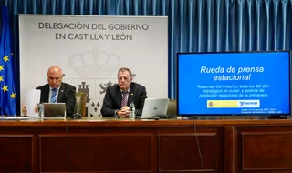 El delegado territorial de Aemet en Castilla y León, Manuel Mora, acompañado del subdelegado del Gobierno en Valladolid, Jacinto Canales, informan sobre la predicción estacional para la primavera en Castilla y León. | Miriam Chacón