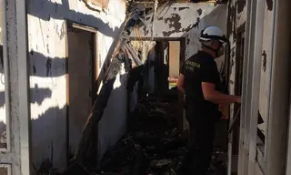 El Equipo de Investigación de Incendios del Laboratorio de Criminalística de la Guardia Civil en la vivienda de Moraleja