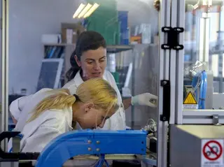 Dos empleadas de una empresa ubicada en Castilla y León comprueban en funcionamiento de una máquina. ICAL