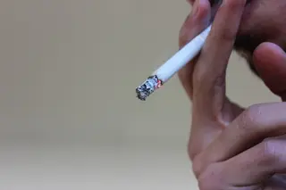 Una persona fumando-EP