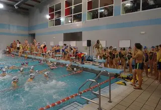Niños y niñas en la piscina de los Almendros.Archivo
