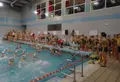 Niños y niñas en la piscina de los Almendros.Archivo