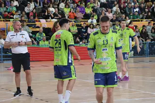 Instante del apasionante duelo entre el Balonmano Zamora y el Ciudad de Santander | Alejandro Sardón