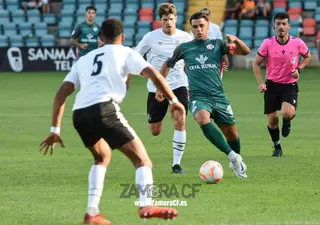 Dani Hernández trata de zafarse de un rival