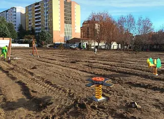 Instalación de elementos de juego en La Josa