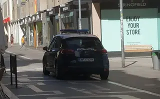 Imagen de un coche de la Policía Nacional patrullando por la calle Santa Clara