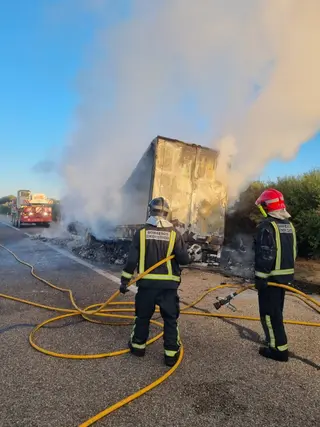 Los bomberos de Rionegro sofocan el incendio en un camión en Vega de Tera. Archivo