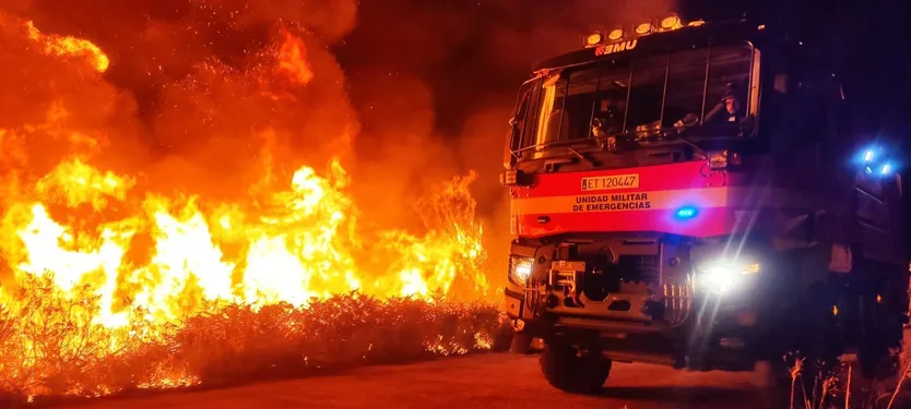 Efectivos de la UME trabajan en el fuego de la Sierra de la Culebra 2