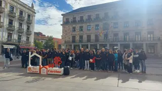 Personas sin hogar leen un manifiesto en la Plaza de la Constitución.
