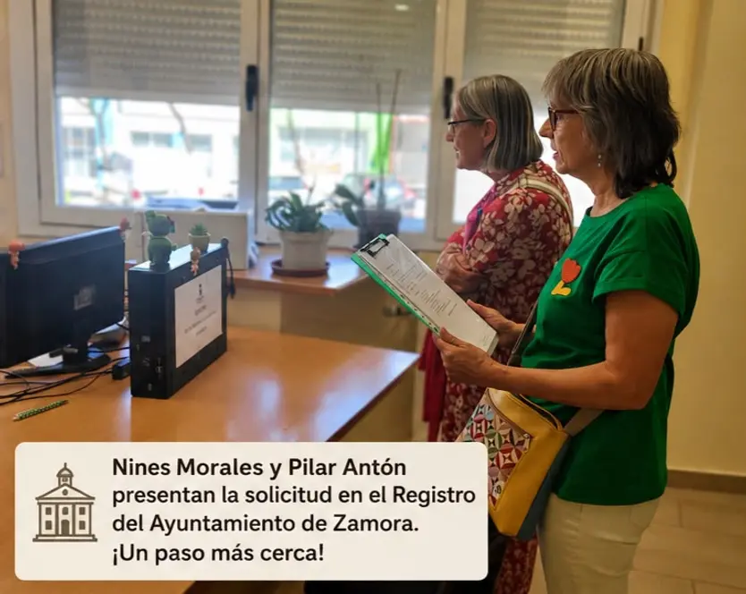 Nines Morales y Pilar Antón presentando la solicitud en el Registro del Ayuntamiento
