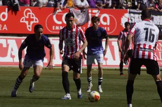 Luismi Luengo disputa el balón frente a Unionistas | JUANES | SALAMANCA24HORAS