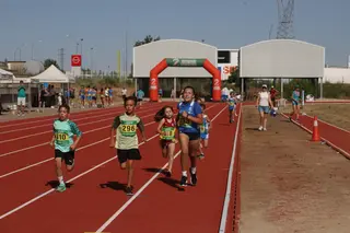 Una tarde de atletismo y convivencia en el VI Trofeo de Pista de Benavente