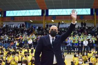 José Antonio Quintana recibe la insignia de oro del club.