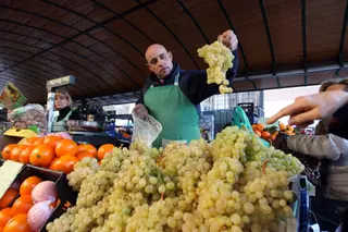 ICAL . Venta de uvas en el mercado de la Plaza España en Valladolid | Miriam Chacón