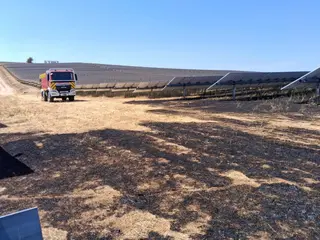 Incendio junto al parque solar de La Hiniesta.