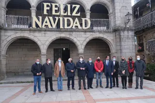 Alfonso Fernández Mañueco posa junto a la decoración navideña