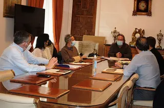 El Ayuntamiento se reúne con la empresa que instalará la fibra óptica en el Casco Antiguo, Olivares, el Alto de San Isidro y Carrascal