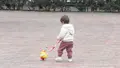 Una niña jugando en la calle. Europa Press. Archivo
